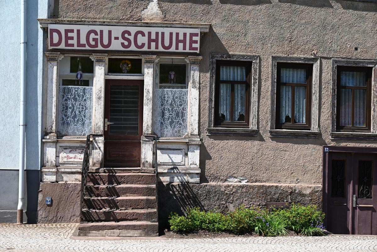 Foto 10: Delgu-Schuhe: Wer hier Schuhe kauft, braucht einen Zeitreisepass.