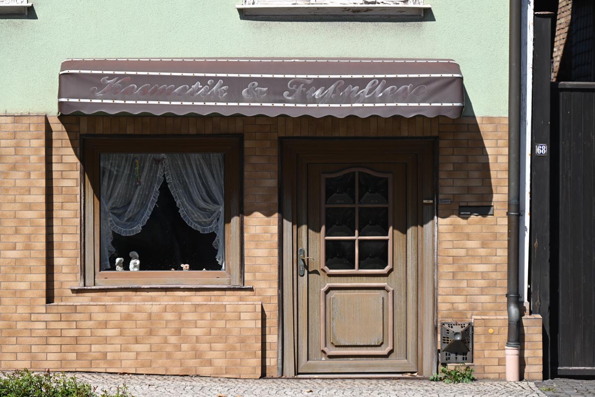 Foto 6: Kosmetikstudio außer Betrieb – die Schaufensterpuppe ist noch optimistisch.