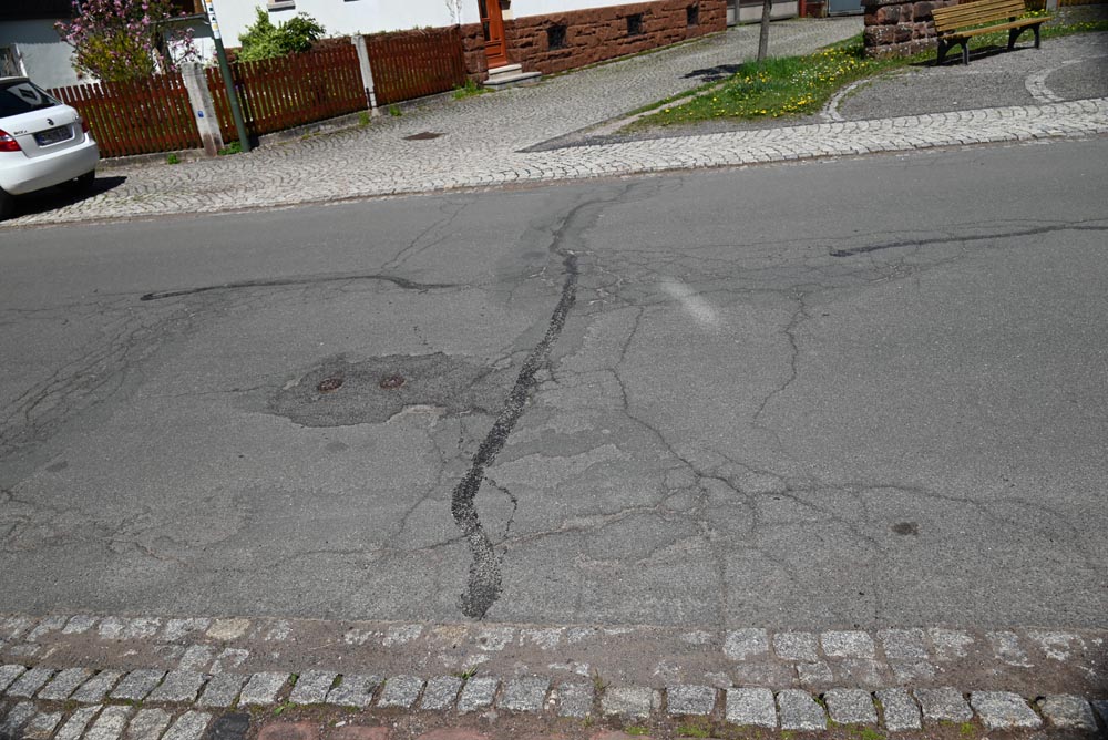 Foto 3 – "Bürgersteig: Nur für Mutige mit Wanderschuhen geeignet."