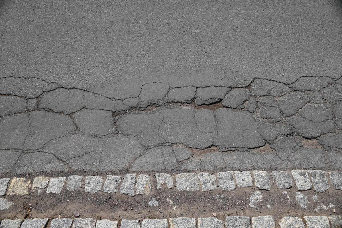 Bonusfoto – "Straßenbelag? Mehr Wunsch als Wirklichkeit.