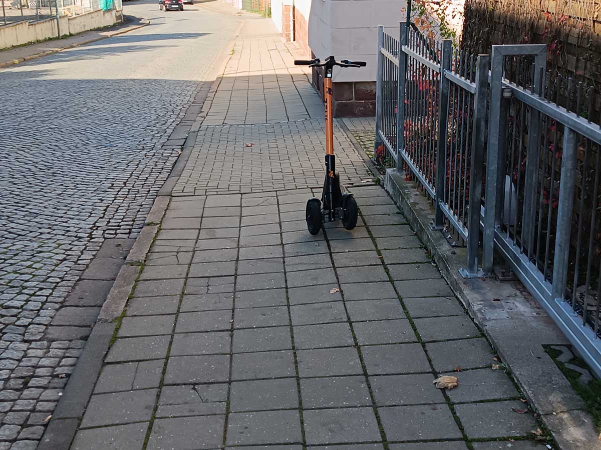 🚫 E-Scooter haben auf dem Gehweg nichts verloren!